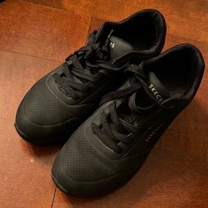 Sketchers black shoes